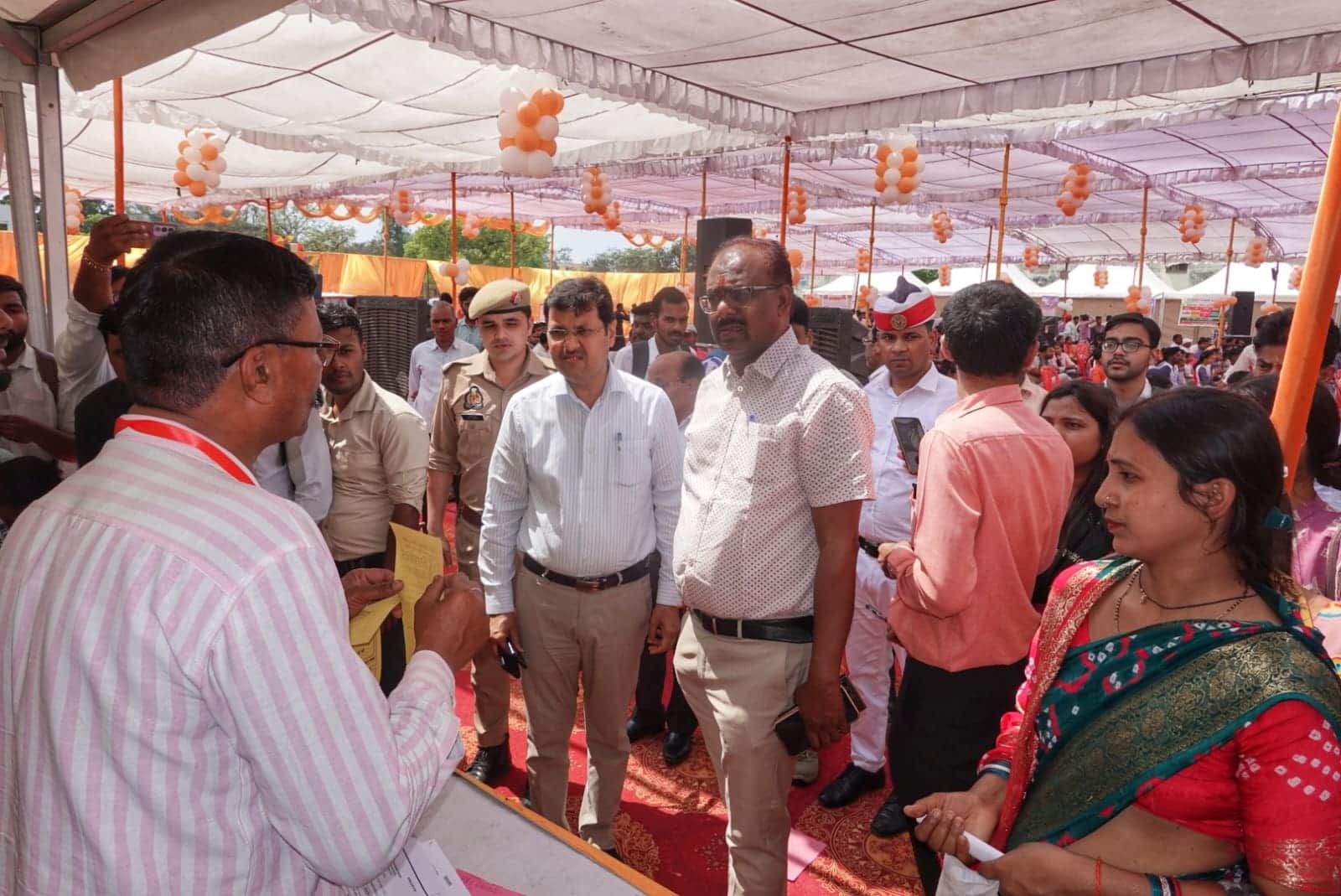 जवाहरलाल नेहरू पीजी कॉलेज में आयोजित रोजगार मेले का निरीक्षण करते डीएम।  