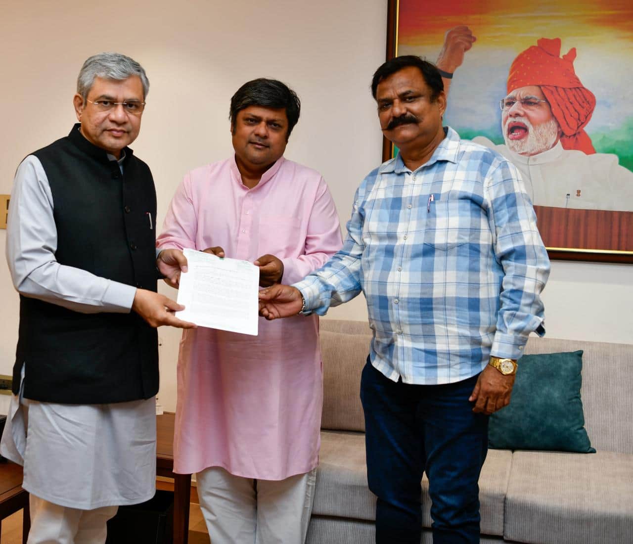 झालावाड़-बारां सांसद दुष्यंत सिंह रेल मंत्री को अपनी मांगों से अवगत कराते हुए