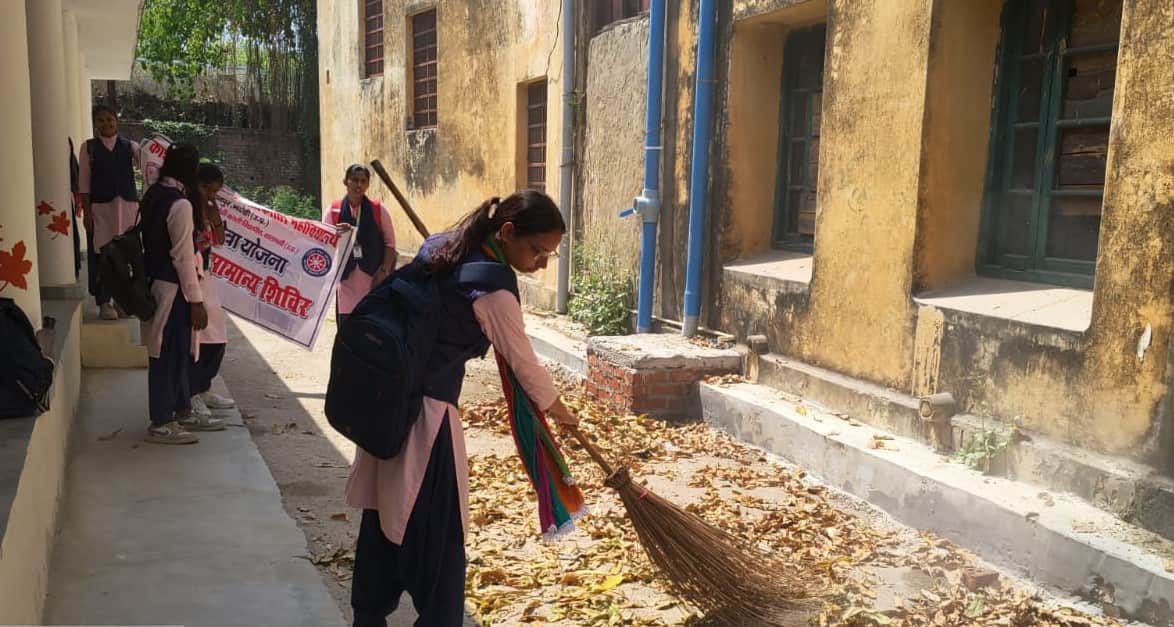 केएनपीजी कॉलेज में साफ सफाई करती एनएसएस की छात्राएं। स्रोत कॉलेज