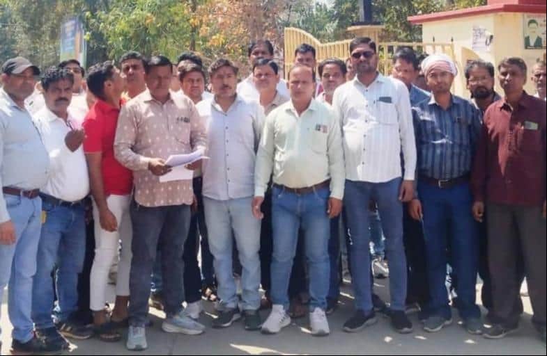 कलेक्ट्रेट में ज्ञापन देने पहुंचे रोजगार सेवक। स्रोत : स्वयं