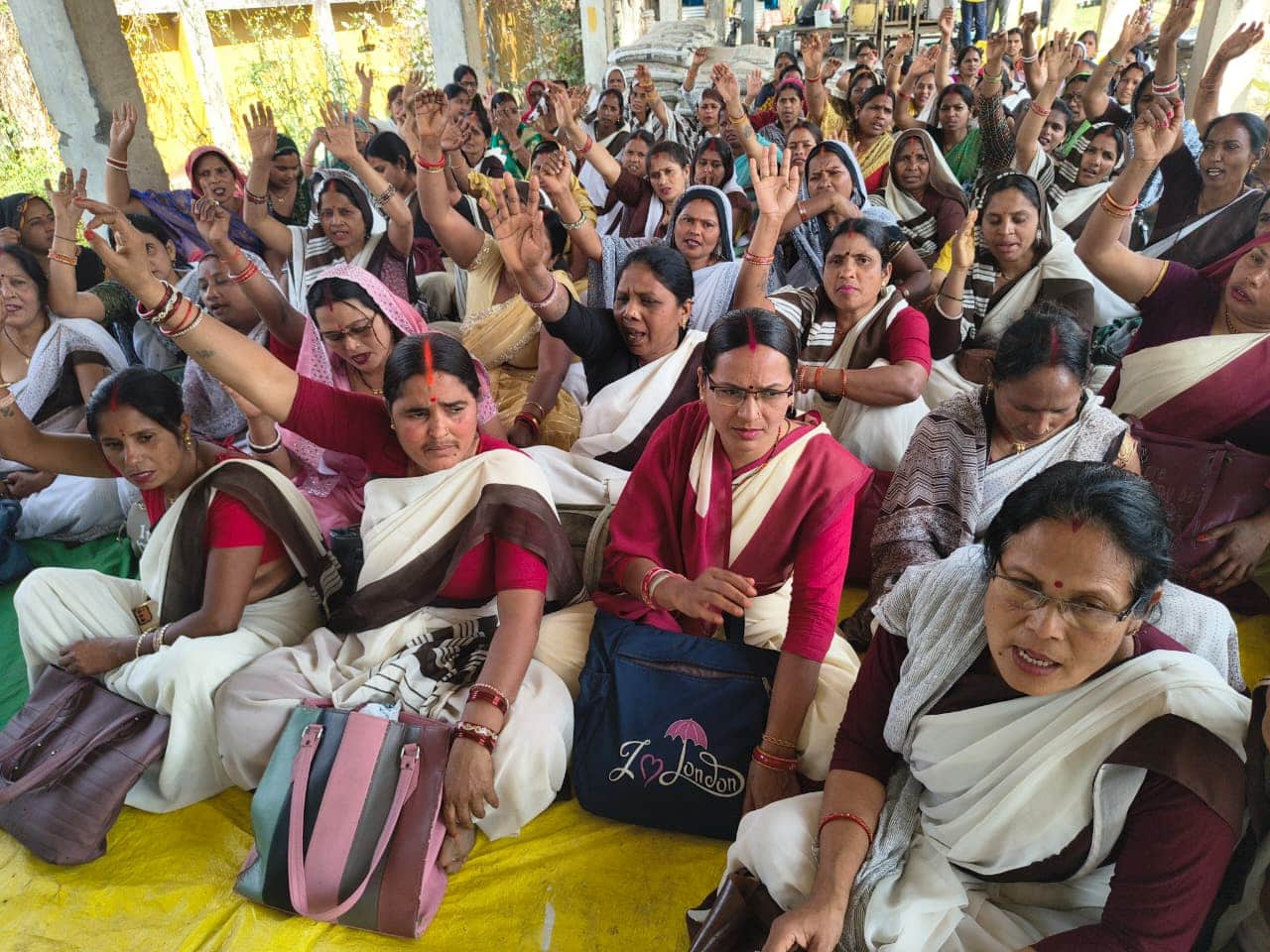 कलेक्ट्रेट परिसर में धरना देती आशा। 