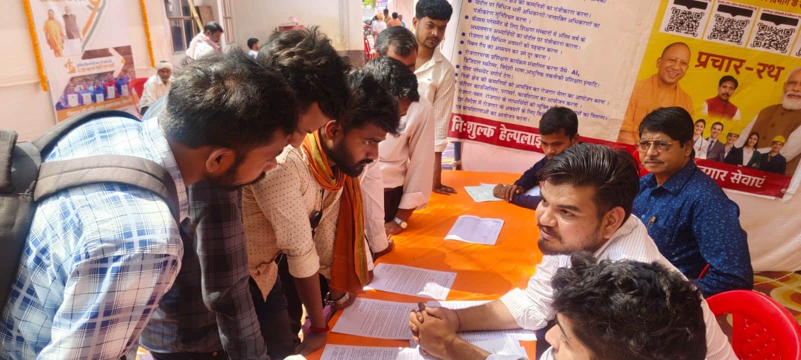 कलेक्ट्रेट परिसर स्थित गंगा बहुद्देशीय सभागार में आयोजित रोजगार मेला में पंजीकरण कराते अभ्यार