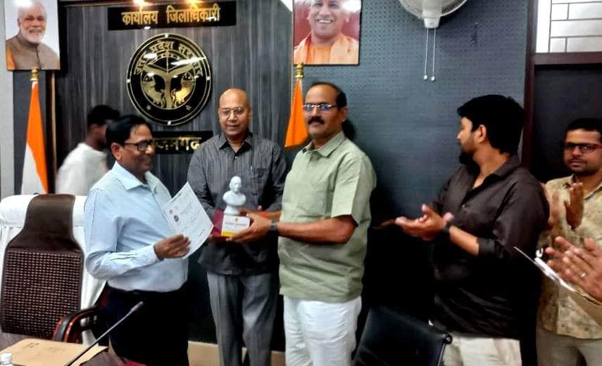 कलेक्ट्रेट सभागार में टीबी-मुक्त ग्राम पंचायत के प्रधान को  कियया जा रहा सम्मानित। संवाद