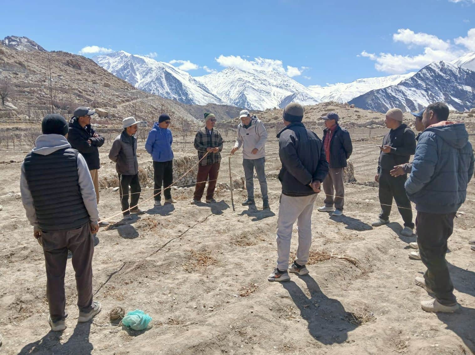 किन्नौर के मलिंग गांव में आयोजित शिविर के दौरान बागवानों को सेब के पौधरोपण बारे प्रशिक्षित करते