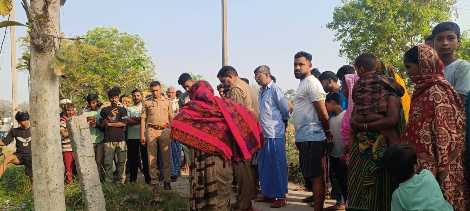 कोपागंज थाना के हिलसा गांव में नवजात का शव मिलने पर इकट्ठा भीड़ और पुलिस। संवाद