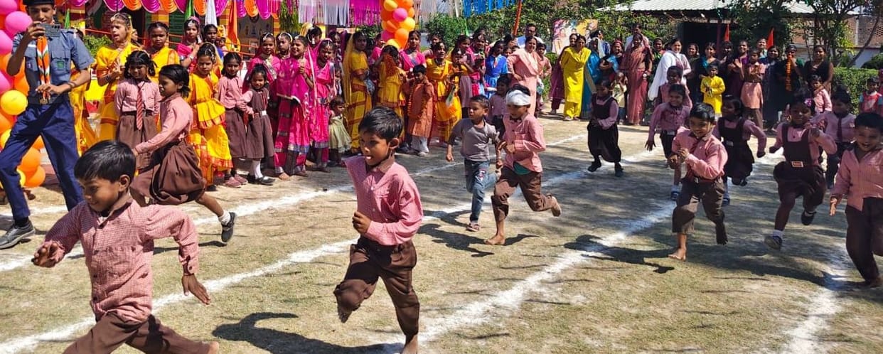 Children and Their Mothers Showed Their Mettle in the Race and Won Prizes.