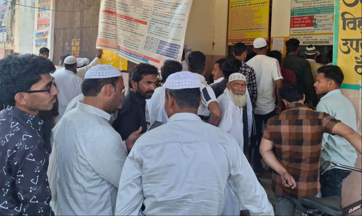 कैराना बिजली घर पर विद्युत बिल जमा करने वालों की लगी लाइन-संवाद