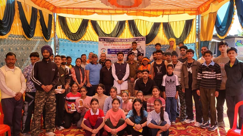 क्रॉस कंट्री दौड़ के विजेता मुख्य अतिथि और आयोजकों के साथ।स्रोत: आयोजक 