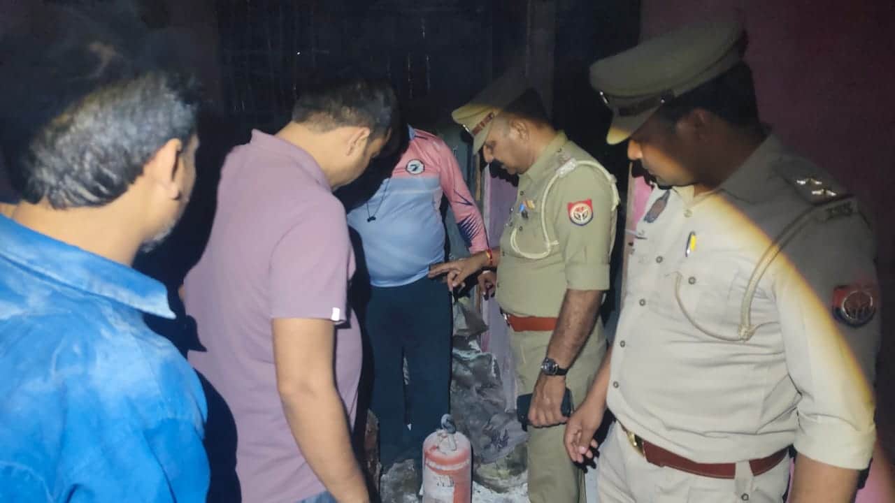 कुरावली के कौआटोला स्थित घर में सिलिंडर में लगी आग बुझाने के बाद मौके पर मौजूद दमकल व पुलिसकर्म