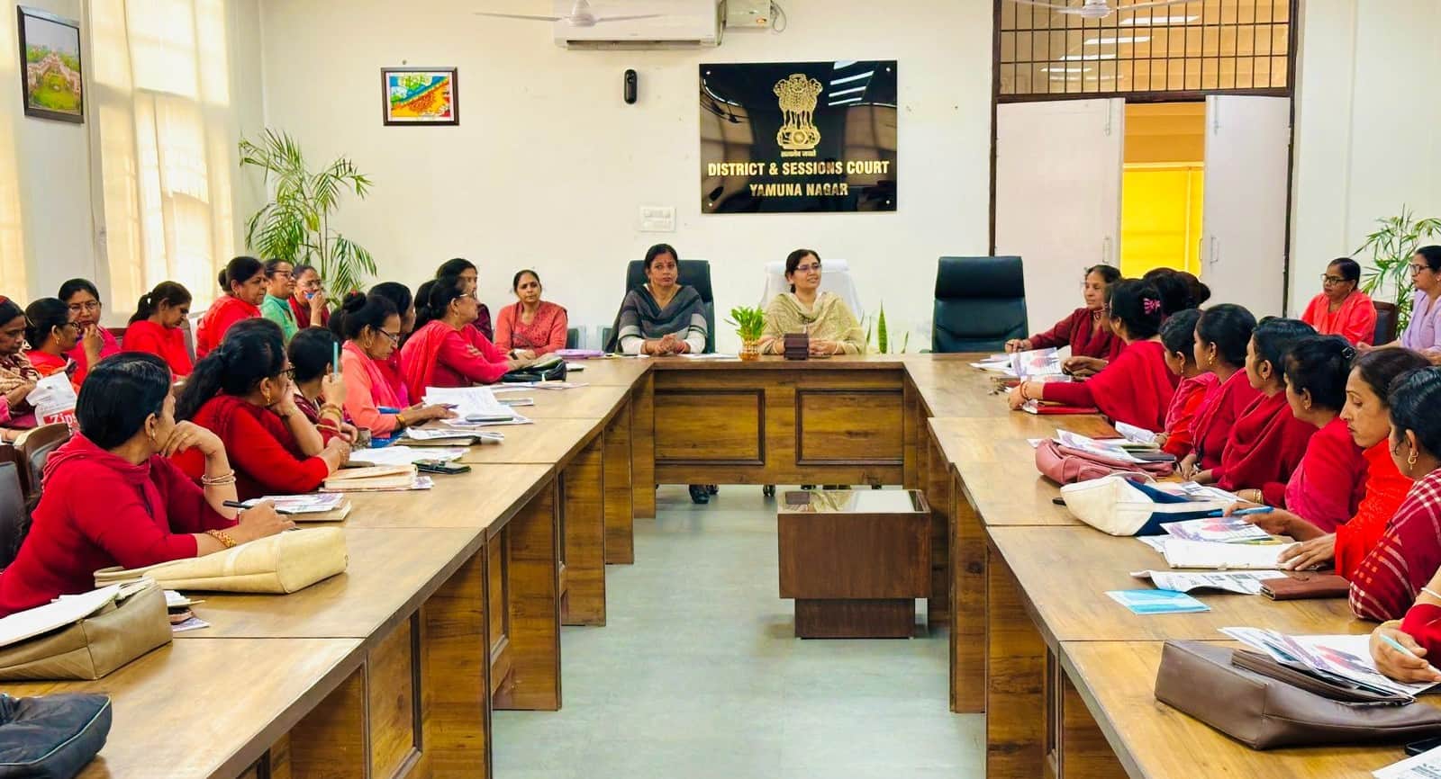 कार्यशाला के दौरान मौजूद आशा व आंगनबाड़ी वर्करों को जानकारी देती सीजेएम सुमित्रा कादियान। डीआईप