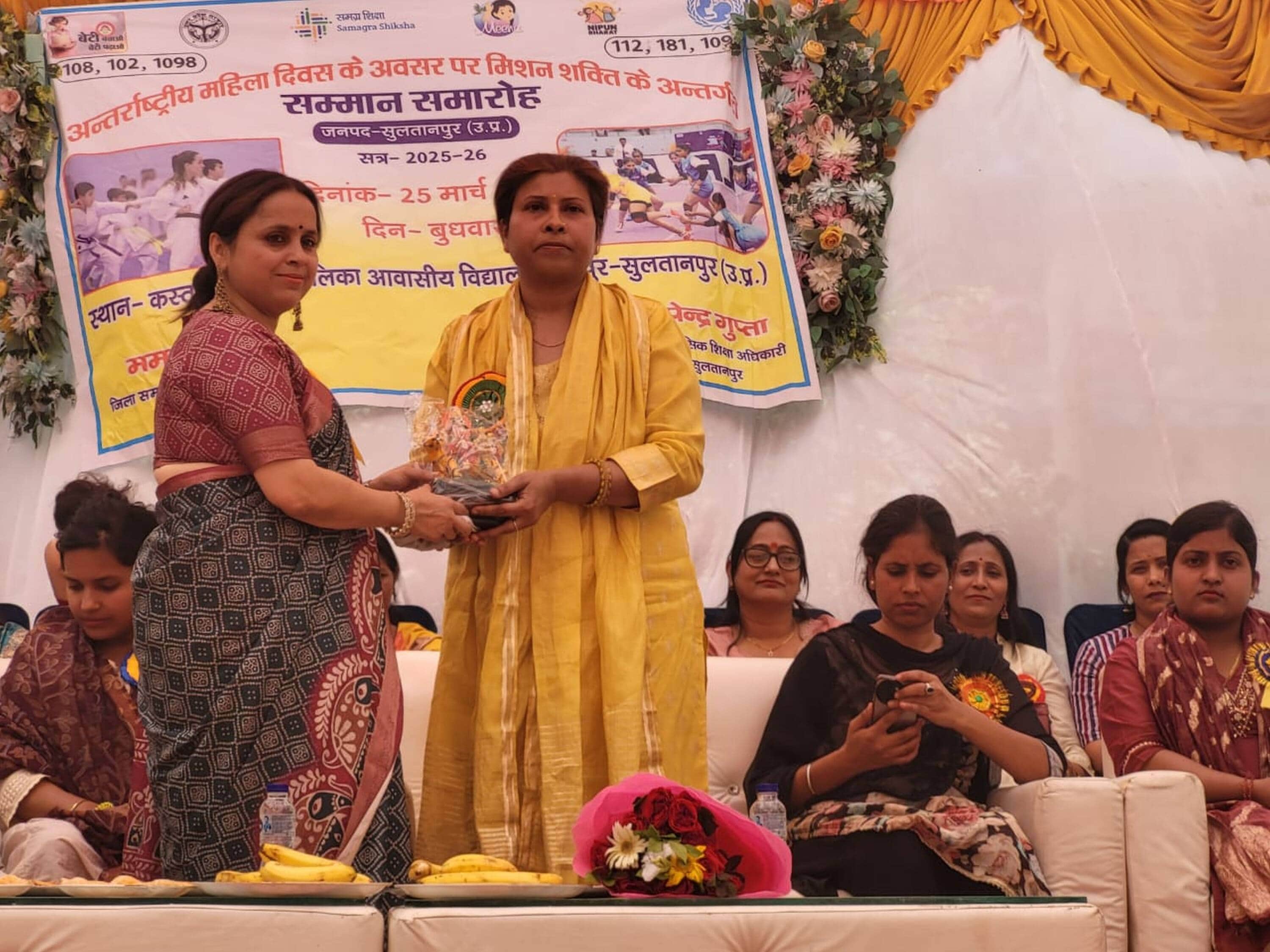 कस्तूरबा गांधी आवासीय विद्यालय दूबेपुर में सम्मानित करतीं अतिथि। स्रोत- शिक्षा विभा