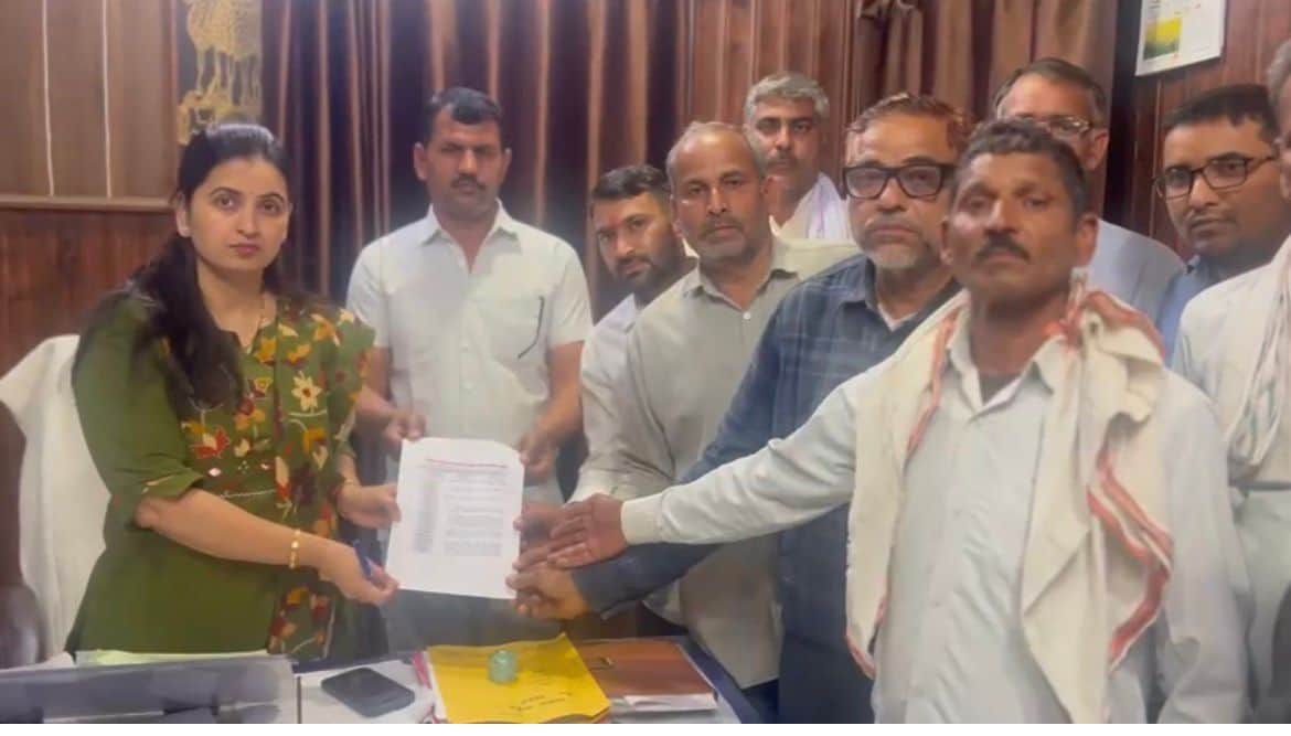 कोटकासिम में मांगों को लेकर एसडीएम को ज्ञापन सौंपते ग्राम सेवा सहकारी समितियों के कर्मचारी।स्रो