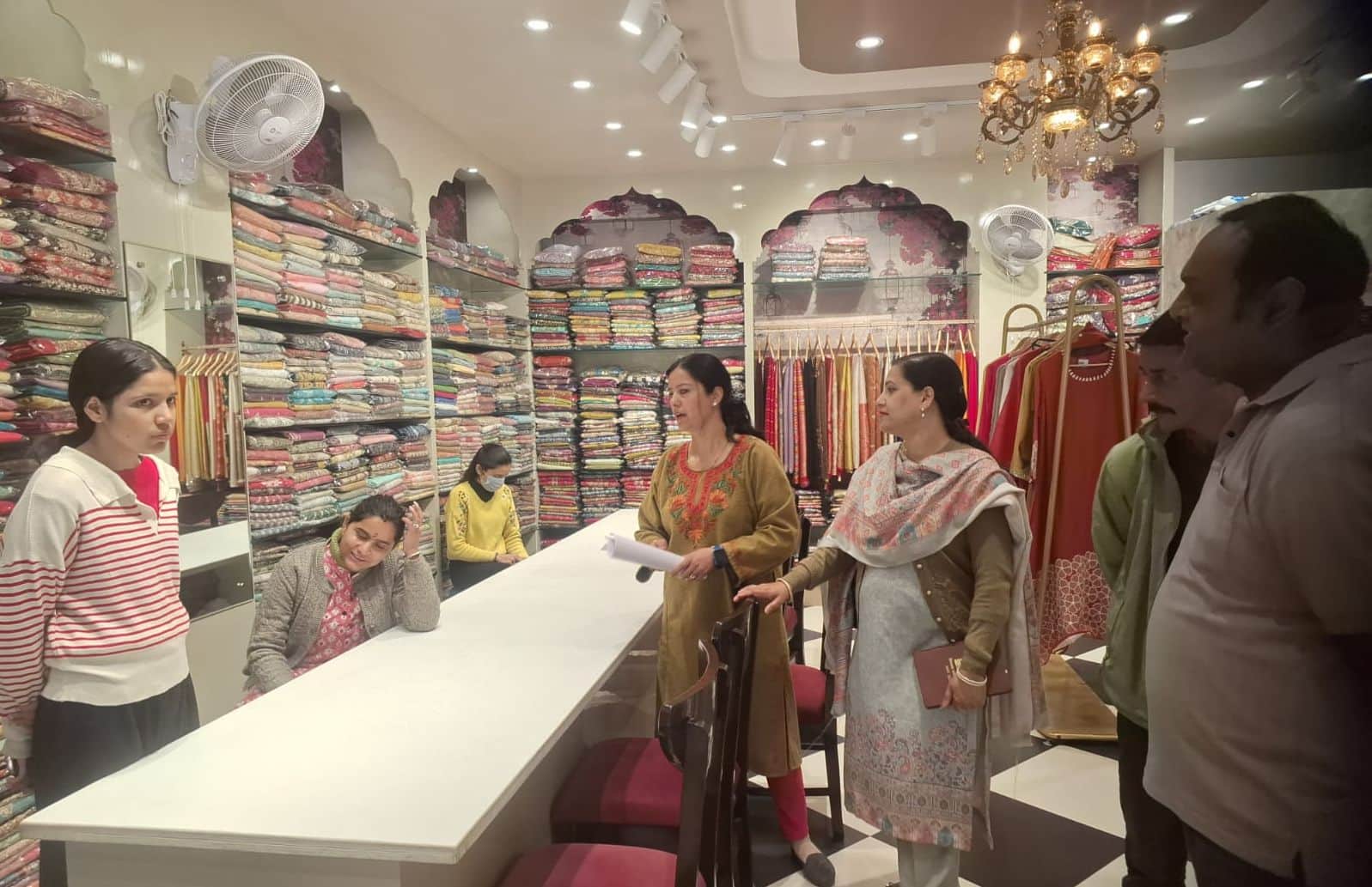 कूड़ा और कूड़ा शुल्क देने के लिए दुकानदारों को जागरूक करती नगर परिषद की टीम: संवाद