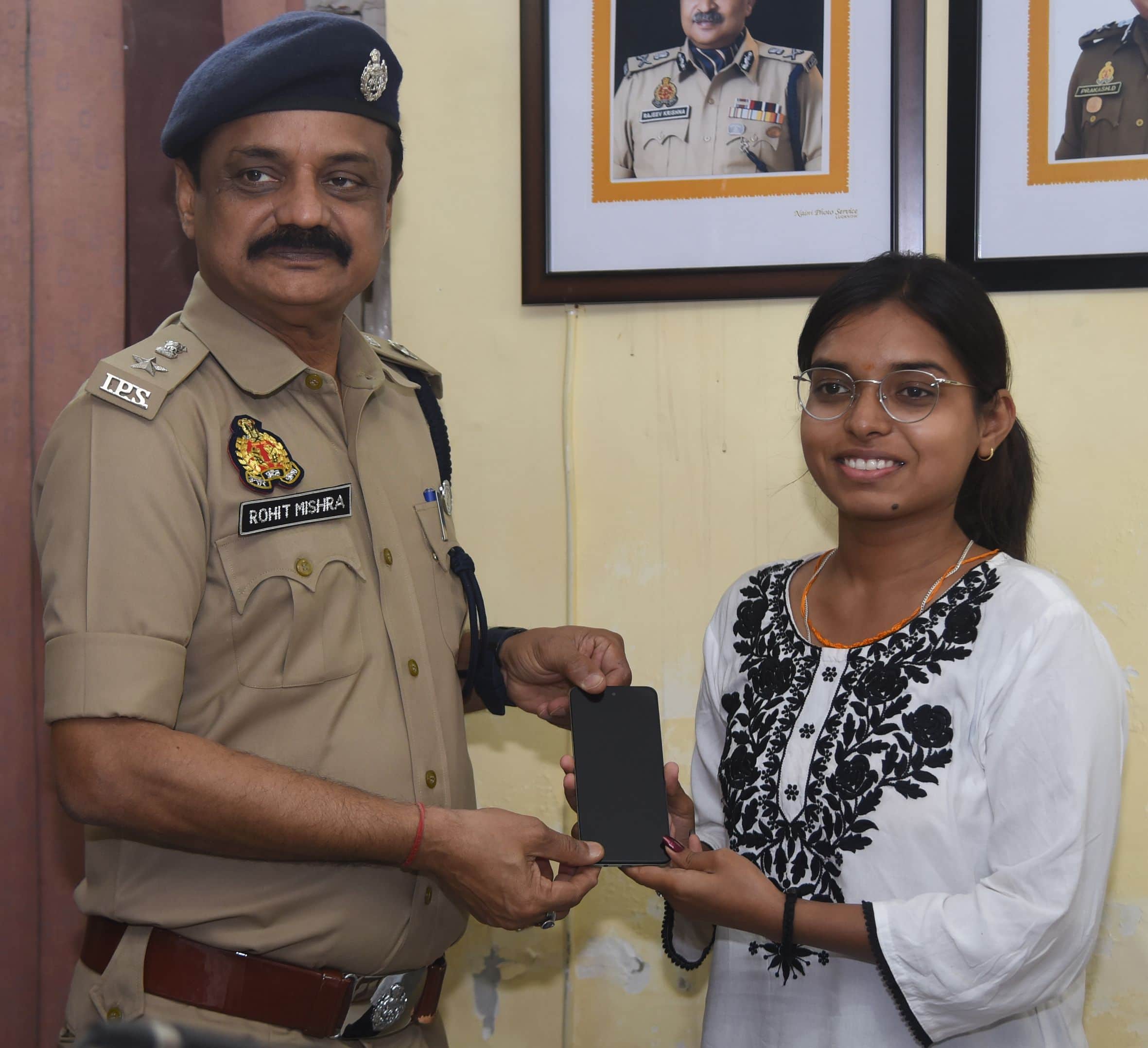 खोेए मोबाइल वापस लौटाती जीआरपी