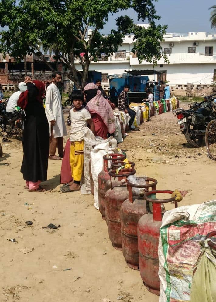 खैराबाद में सिलिंडर के लिए लगी कतार।