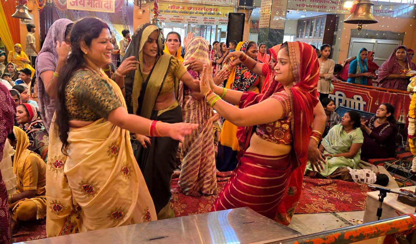 खुर्जा के श्री नव दुर्गा शक्ति मंदिर में आयोजित संकीर्तन में माता के भजनों पर झूमते श्रद्धालु। 