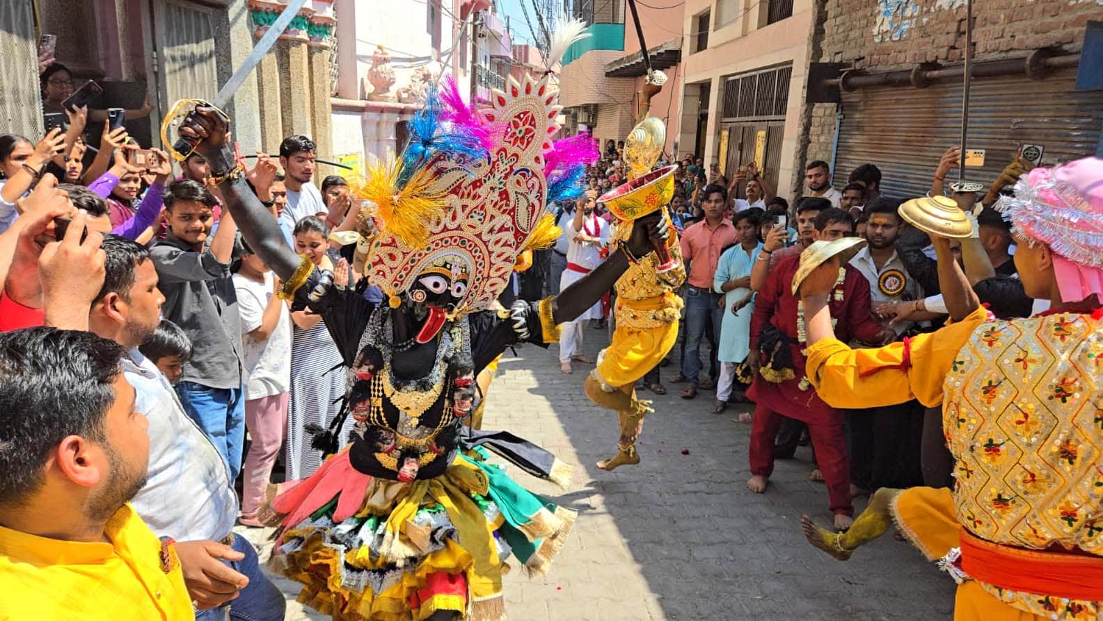 खुर्जा में खुर्जा में निकाली गई शोभायात्रा में विकराल रूप में मां काली - संवाद