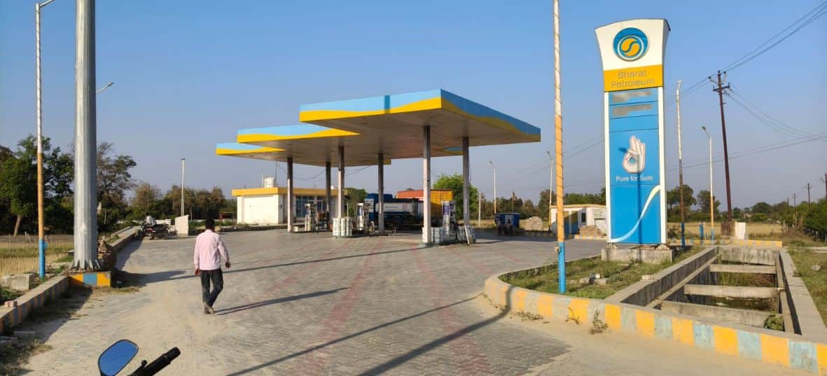 लंभुआ के बूधापुर मोड़ पर स्थित पेट्रोल पंप पर डीजल-पेट्रोल खत्म होने से पसरा सन्नाटा।