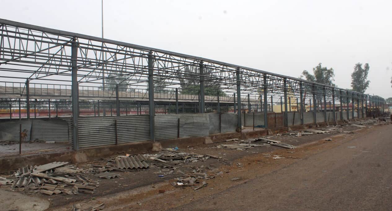 मंडी समिति में जर्जर टिनशेड।  संवाद