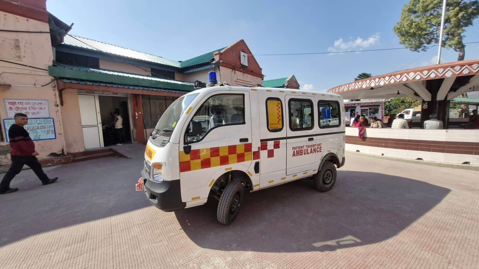 मेडिकल कॉलेज नाहन को मिली एंबुलेंस। संवाद