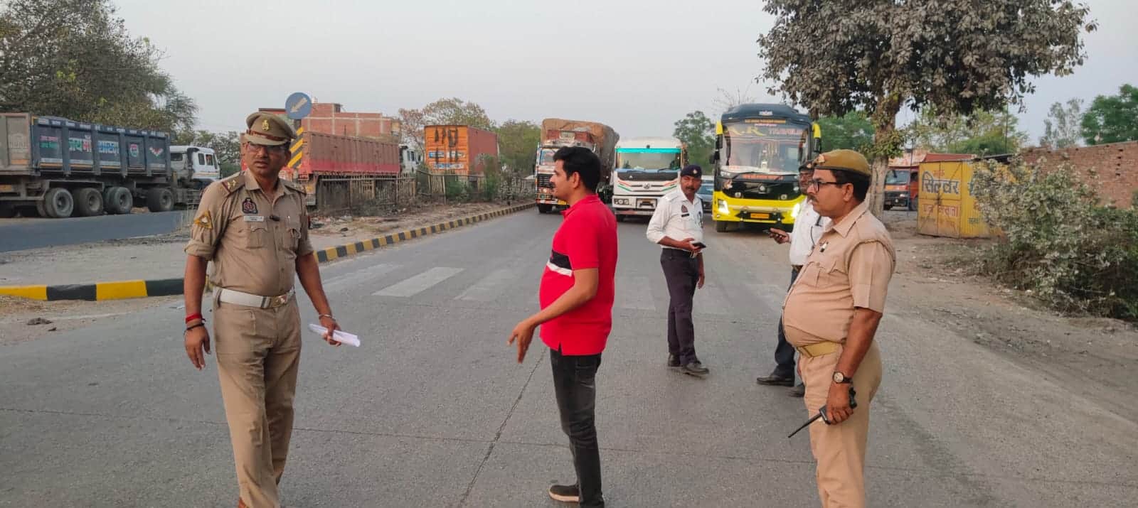 मगहर में हाईवे पर गाड़ियों को डायवर्ट करती पुलिस। स्रोत-पुलिस