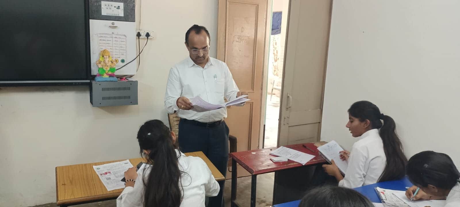 मंगलवार को परीक्षा के दौरान औचक निरीक्षण करते बोर्ड अध्यक्ष पवन कुमार। 