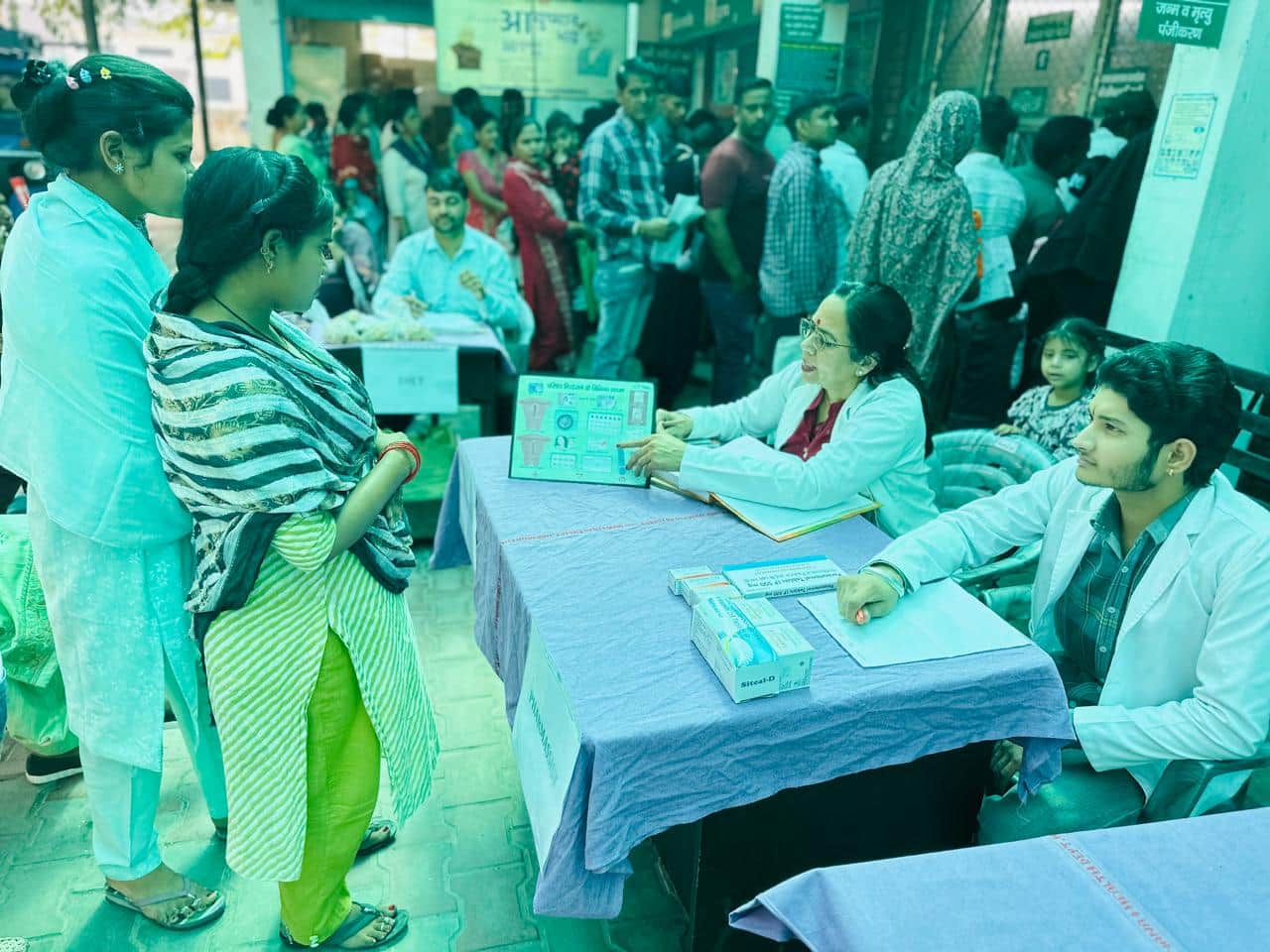 महिलाओं के स्वास्थ्य की जांच करती डॉक्टर की टीम। प्रवक्ता