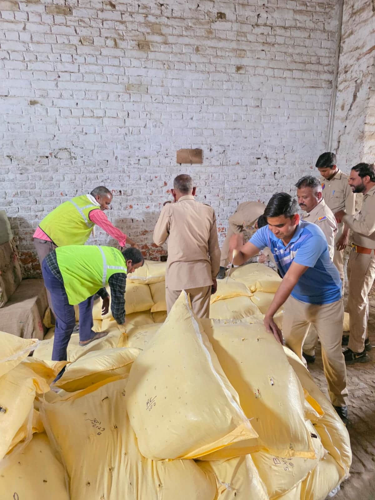 मोहन नगर जोन में पॉलिथिन की जांच करते अधिकारी। स्रोत: विभाग