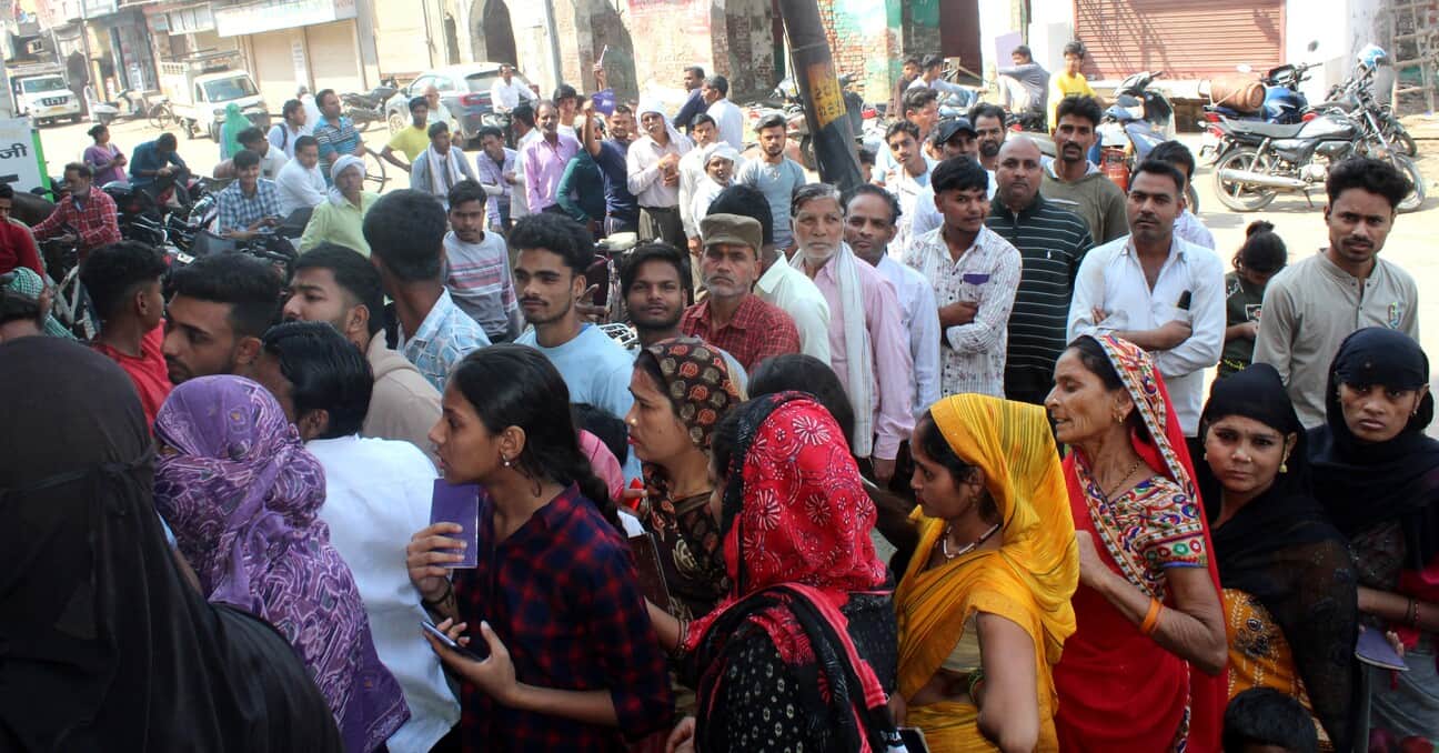 मोहनगंज स्थित एक गैस एजेंसी पर लगी उपभोक्ताओं की भीड़। संवाद