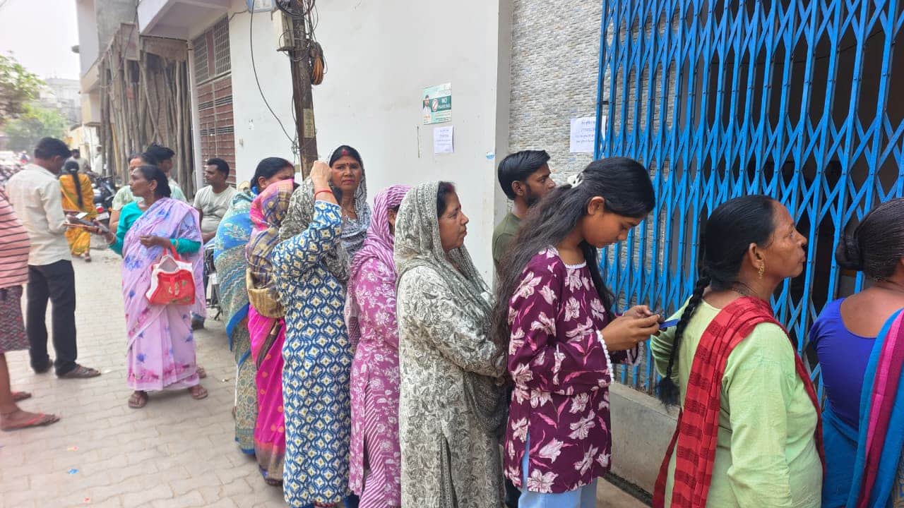 महाराज नगर की भारत गैस एजेंसी पर लगी भीड़। संवाद