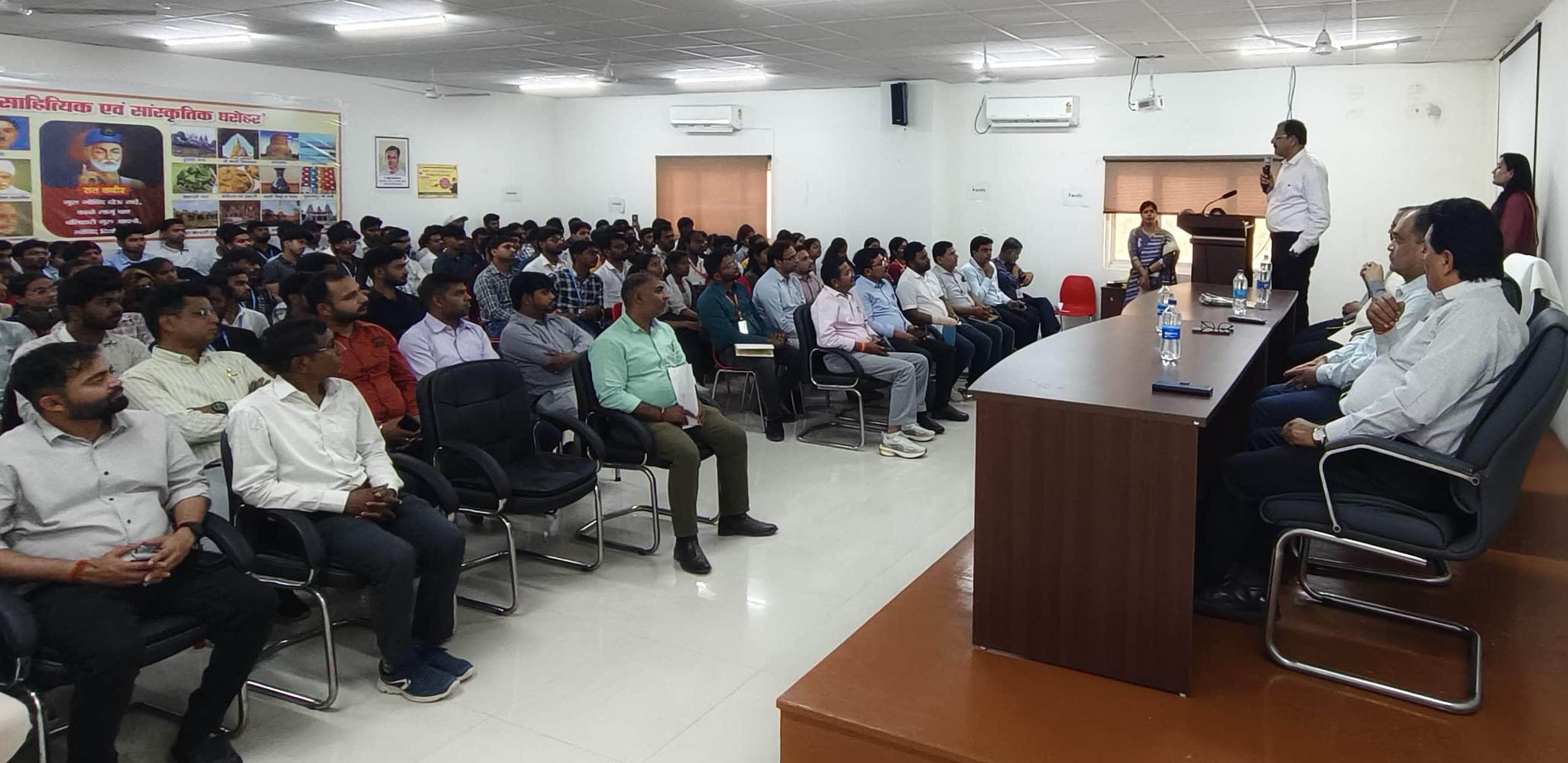 महाराजा सुहेलदेव विवि में आयोजित आरिएंटेशन कार्यक्रम में मौजूद लोग।  संवाद