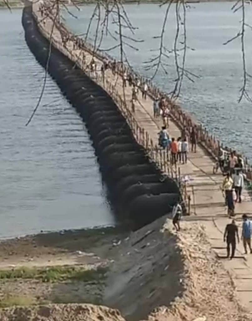 महराजगंज के नेवढि़यां गंगा घाट पर बन पीपा पुल। संवाद