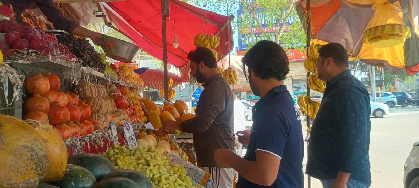 महाराणा प्रताप चौक के पास फल खरीदते ग्राहक। संवाद