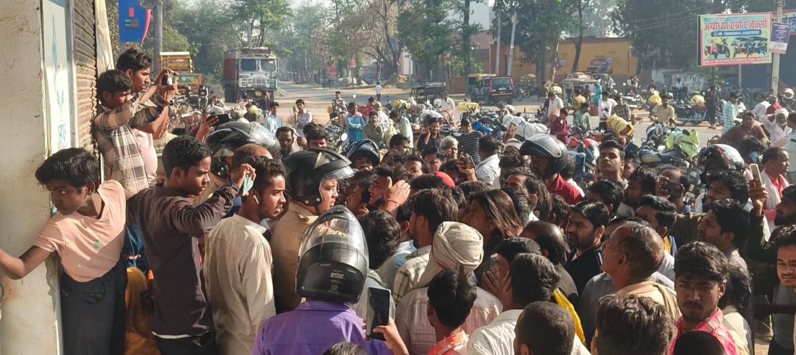 मेंहदावल में लोगों को समझाती पुलिस। संवाद