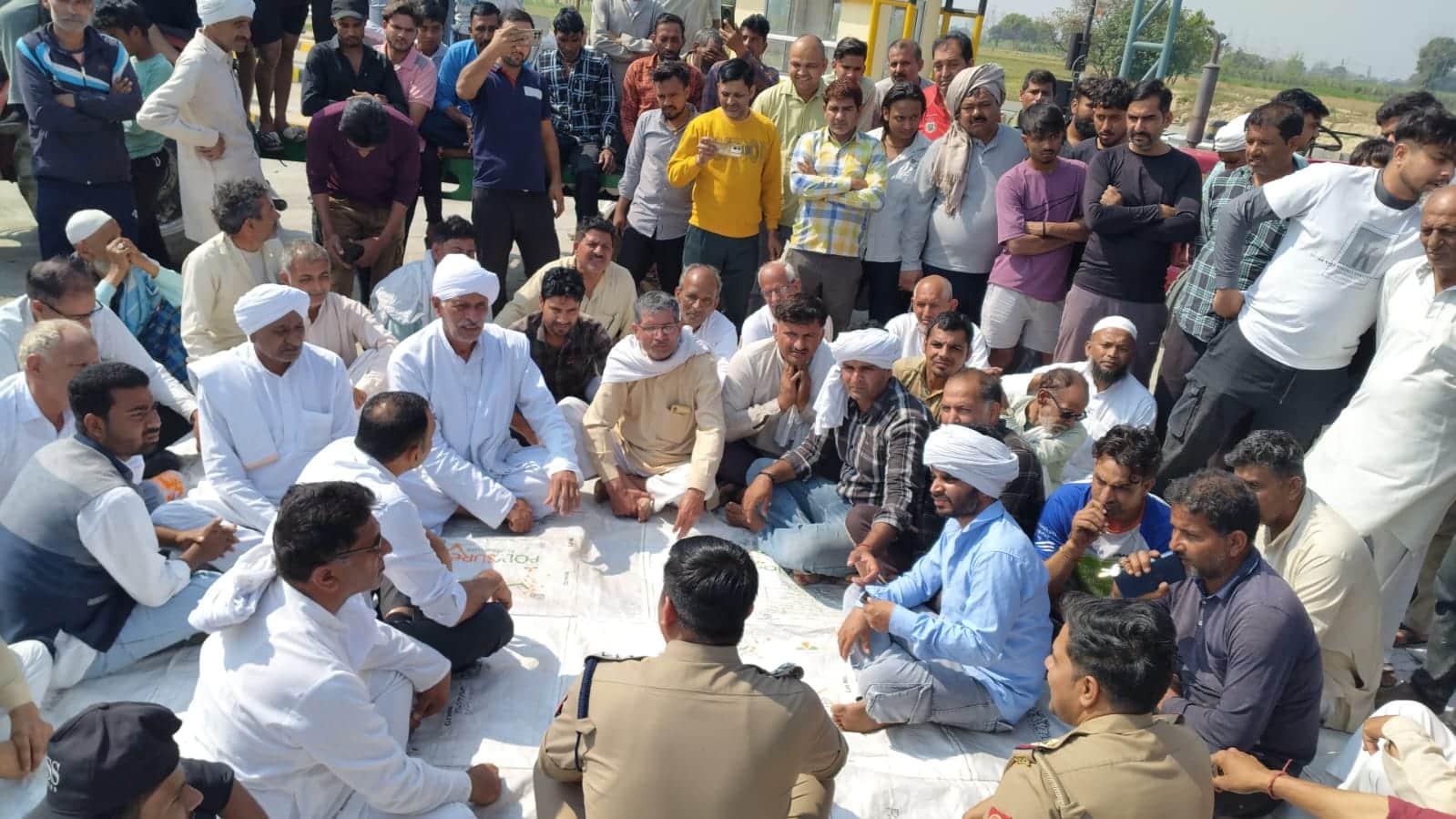 मुजफ्फरनगर मार्ग पर टोल प्लाला पर गांव का बोर्ड लगाने के विरोध में पहुंचे  हाथी करौदा के लोग. 