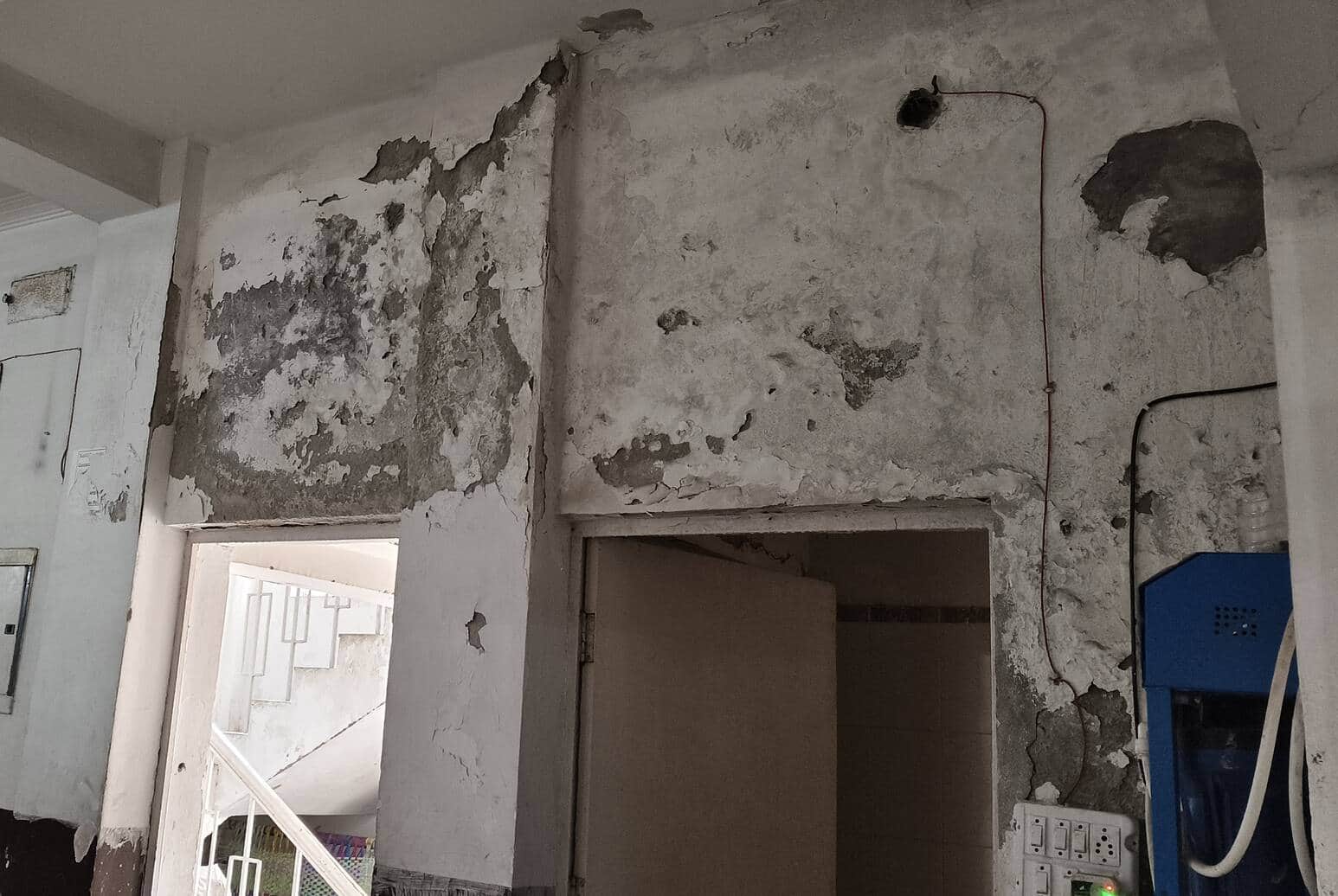 मुख्य डाकघर के जर्जर भवन में अंदर सीलन। संवाद