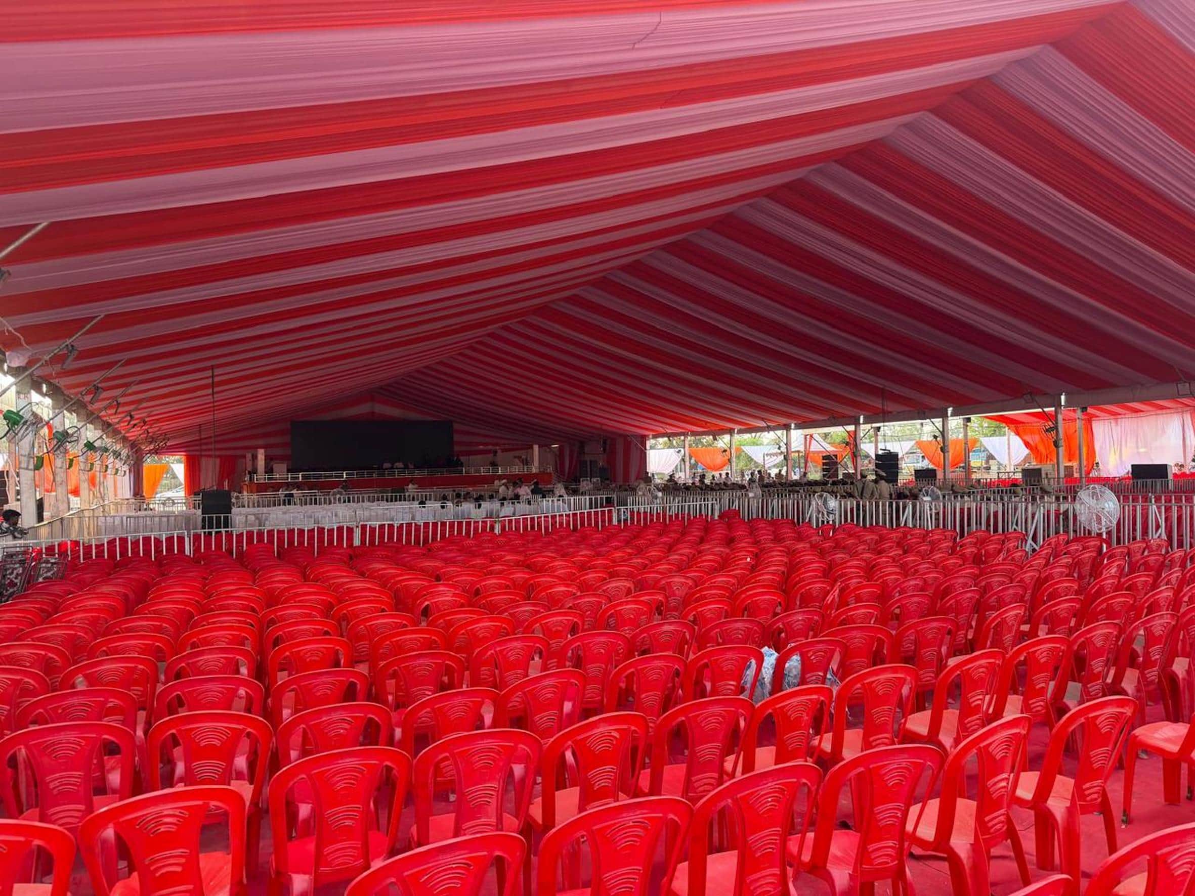 मुख्यमंत्री के कार्यक्रम स्थल पर बनाया गया टेंट।