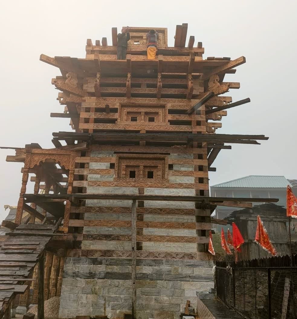 The temple of Mata Mansa Devi is being built in the Kashthkuni style in Munish