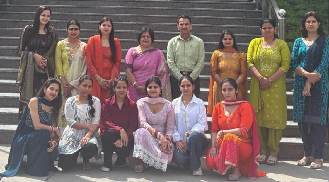 मेरिट सूची में स्थान पाने वाली छात्राओं के साथ प्राचार्य व अन्य प्राध्यापिकाएं। स्रोत : संस्था