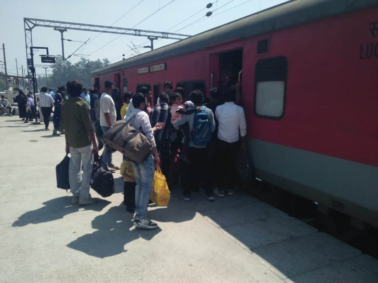 मुरादाबाद की ओर जाने वाली ट्रेन में सवार होते रुड़की रेलवे स्टेशन से यात्री। संवाद