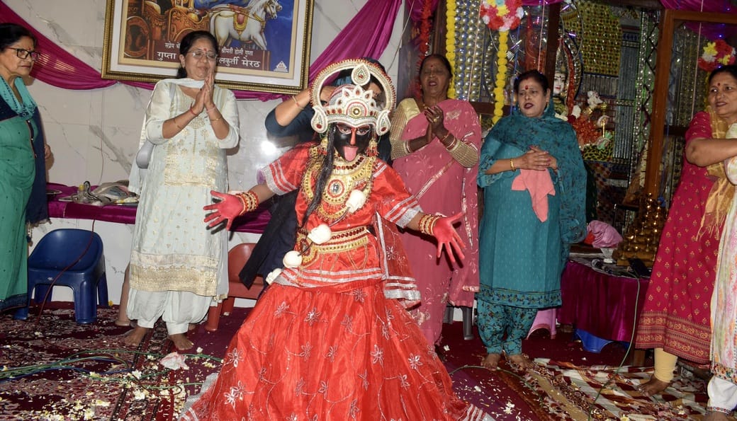 "Jai Kali, Goddess of Calcutta"... Swaying to the Bhajan