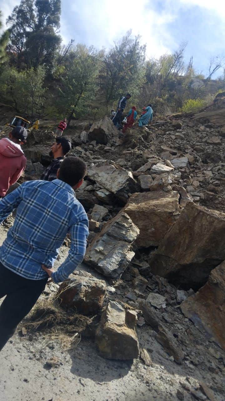 मेड़ा-चकोतर मार्ग बंद होने से रास्ता पार करते लोग: जागरूक स्त्रोत