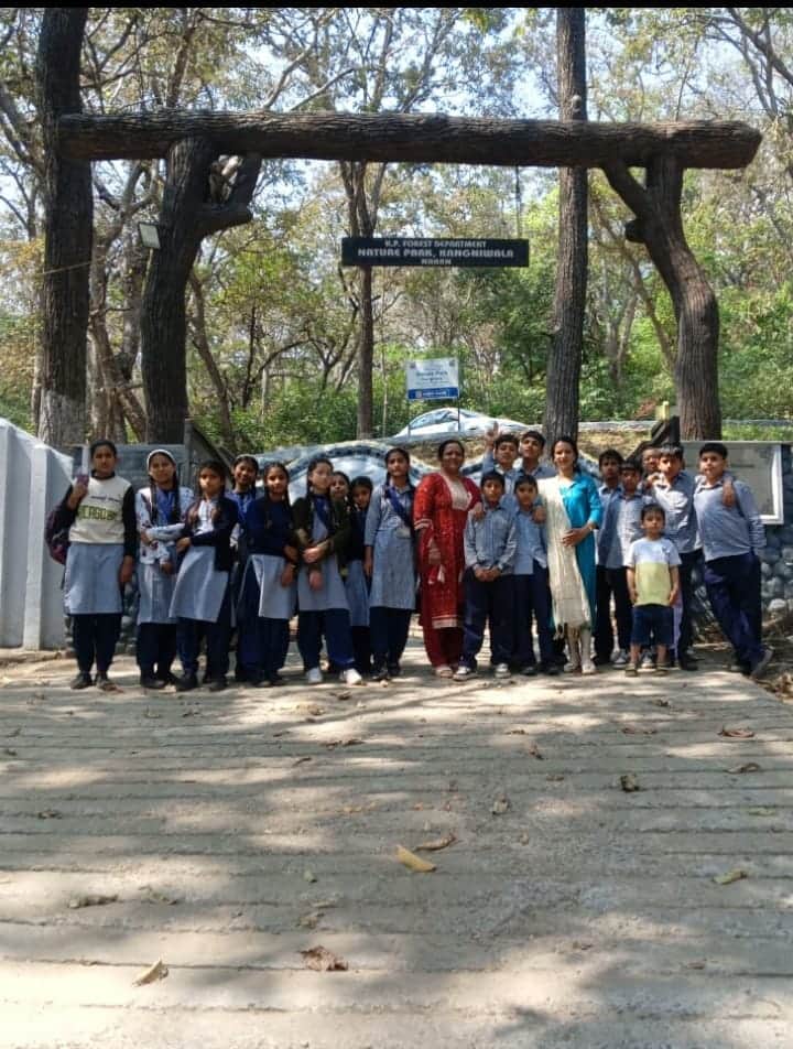 नेचर पार्क का भ्रमण करने पहुंचे देवका स्कूल के विद्यार्थी व शिक्षक। स्रोत: स्कूल