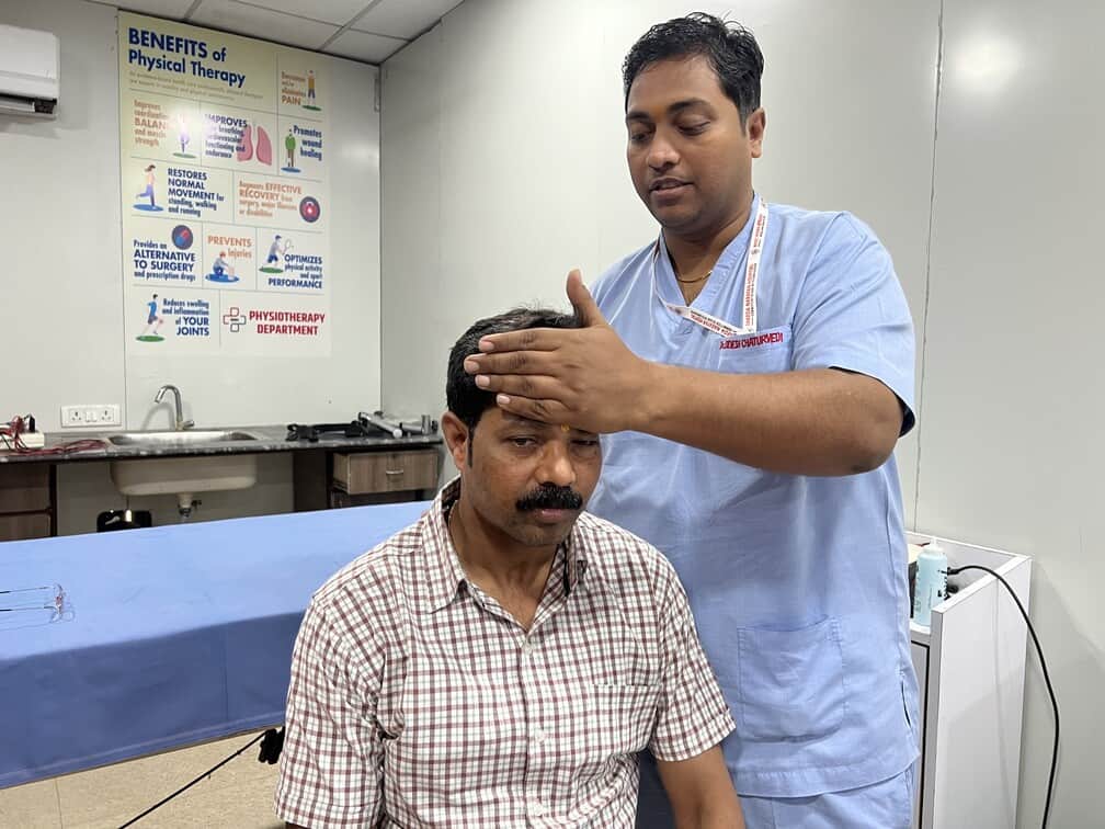 नगर के एक अस्पताल में सर्वाइकल के लिए युवक का फिजियोथैरेपी करता स्वास्थ्यकर्मी।संवाद