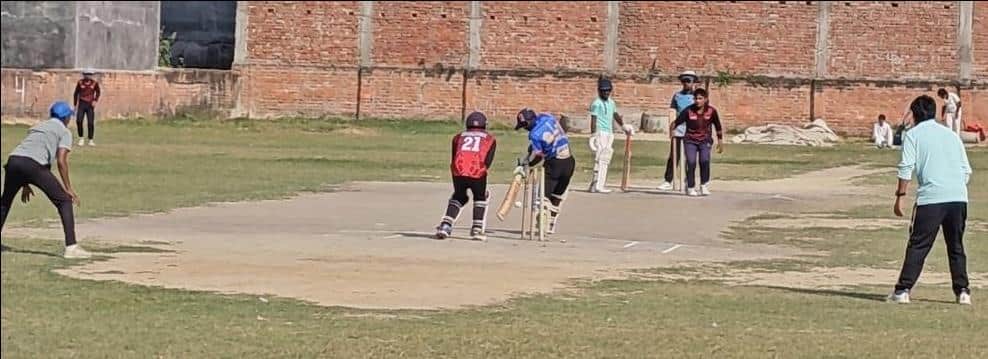 नगर के सहादतपुरा स्थित मैदान पर इनरिश क्रिकेट एकेडमी मऊ और यंग स्टार क्रिकेट एकेडमी वाराणसी के