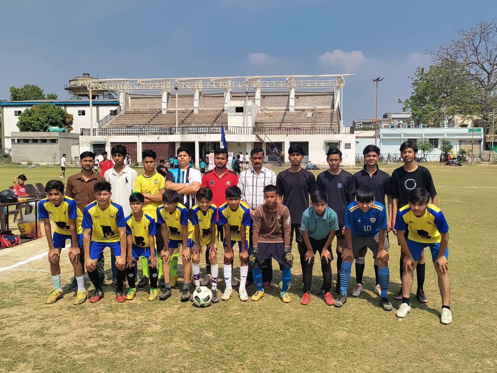 नगर के यमुनापुरम स्टेडियम में फुटबाल टीम के साथ जिला क्रीड़ाधिकारी। स्रोत : खेल विभाग