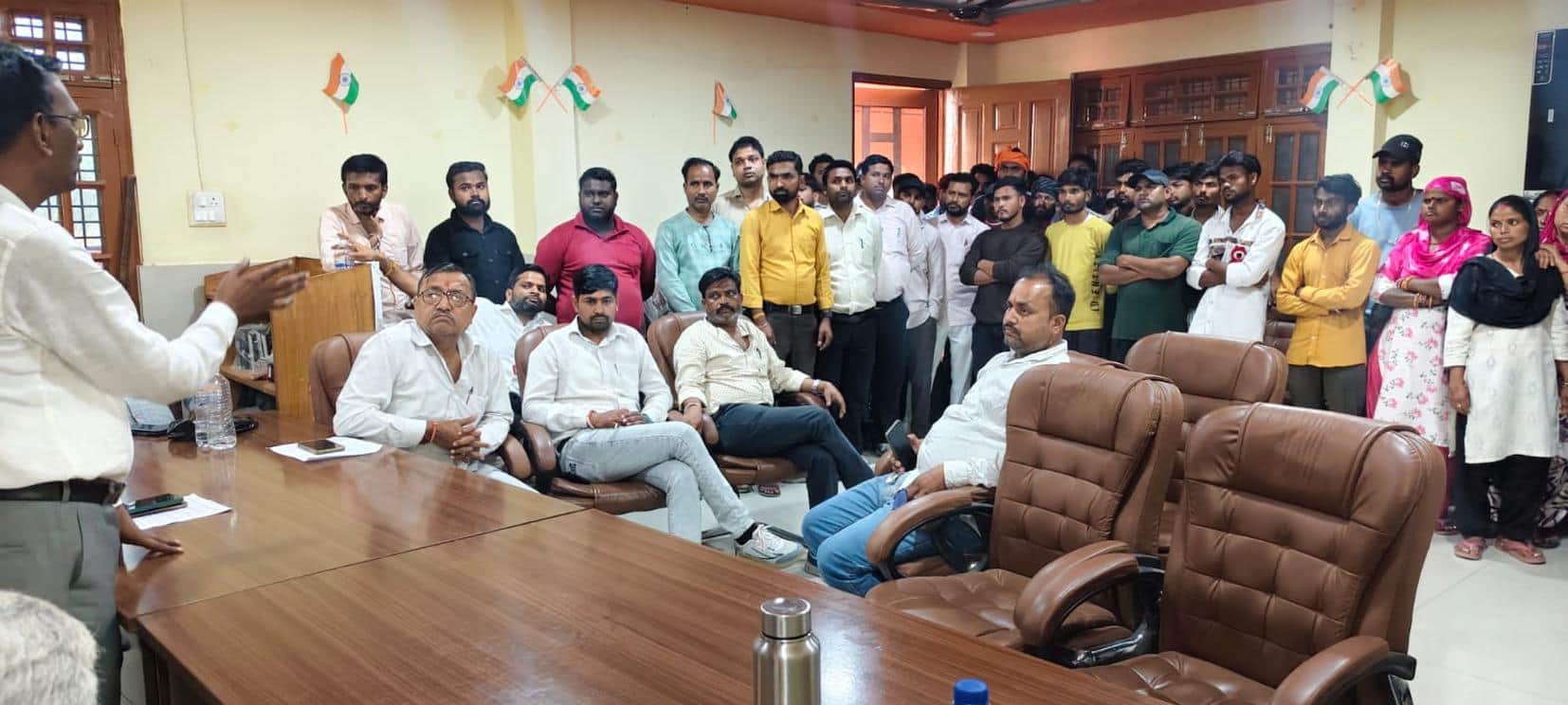 नगर पंचायत में सभासदों व सुपरवाइजरों के बीच हो रही वार्ता।