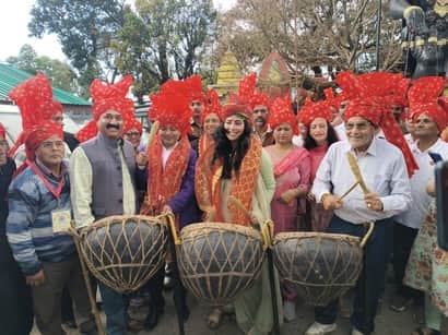 नगरोटा बगवां में टमक को चोट मार कर राज्य स्तरीय लिदबड़ मेले का शुभारंभ करतीं डीआईजी उत्तर रेंज 