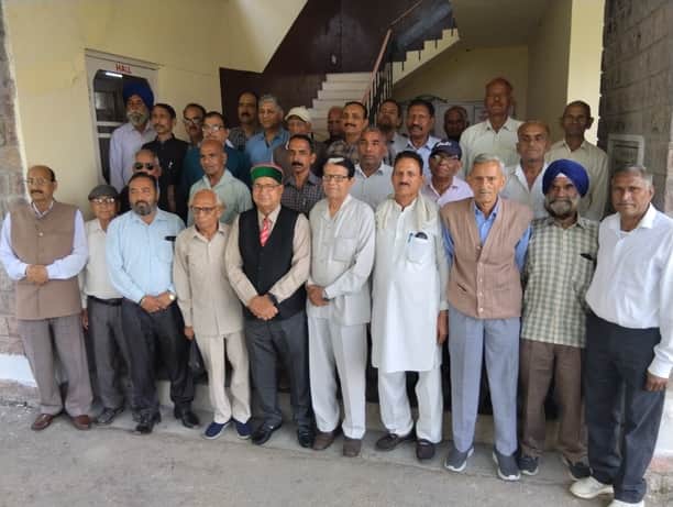 नगरोटा सूरियां में बैठक के बाद एक साथ पेंशनर वेलफेयर एसोसिएशन के पदाधिकारी। -स्रोत : संघ