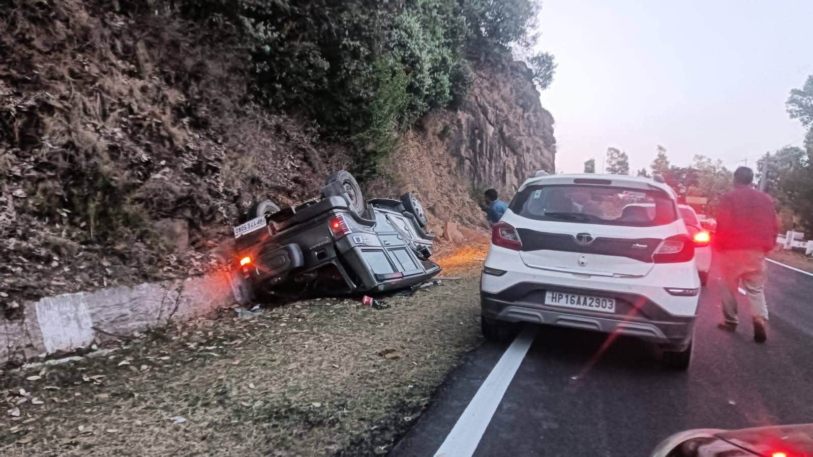 नाहन-कुमारहट्टी एनएच पर चरावग के पास दुर्घटनाग्रस्त बोलेरो जीप। पाठक